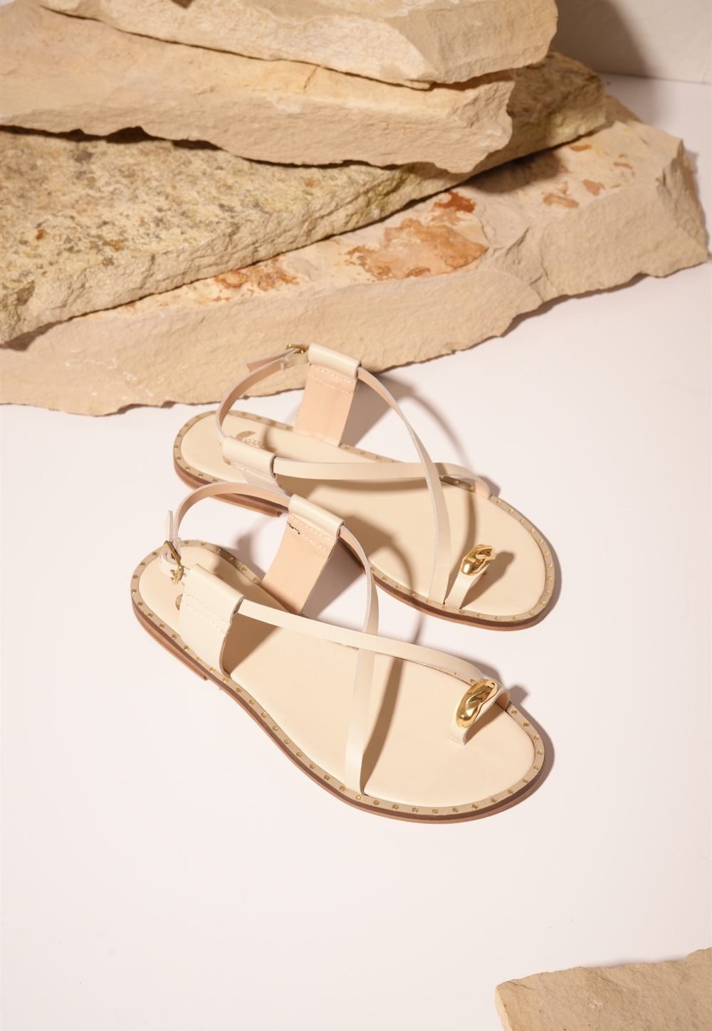 Sandalias de cuero crema con aplique dorado